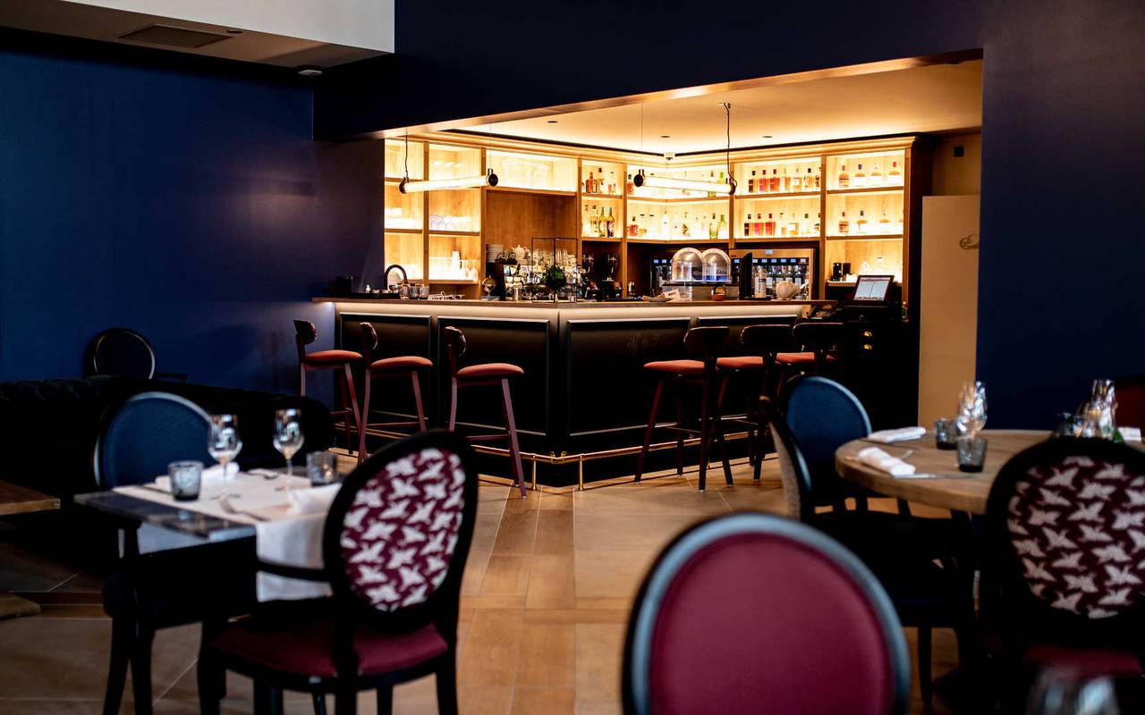 Bar avec des murs bleu foncé, le restaurant situé dans le château près de Saint Emilion - Château Fage 