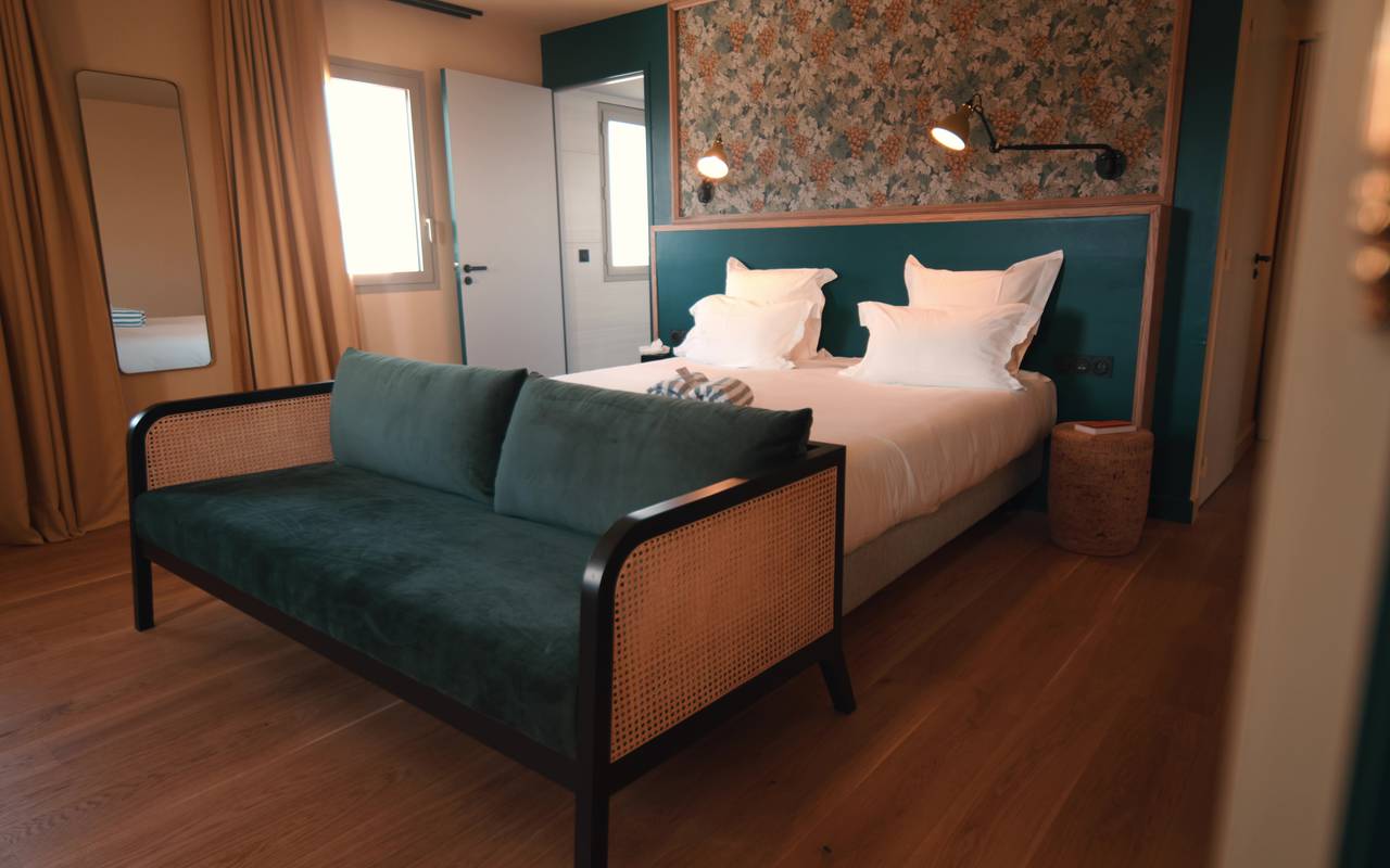 Hébergement insolite dans notre hôtel dans la région de Saint Emilion, vue d'une chambre avec lit double et canapé - Château Fage 